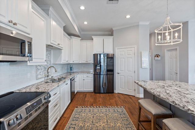 413 Jeanie Lynne Circle, Tiki Island, TX 77554