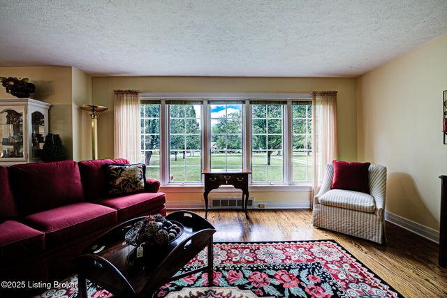 9610 Watterson Trail, Jeffersontown, KY 40299