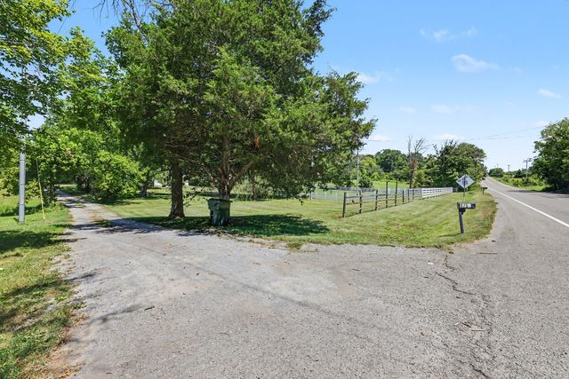 1756 Long Hollow Pike, Gallatin, TN 37066