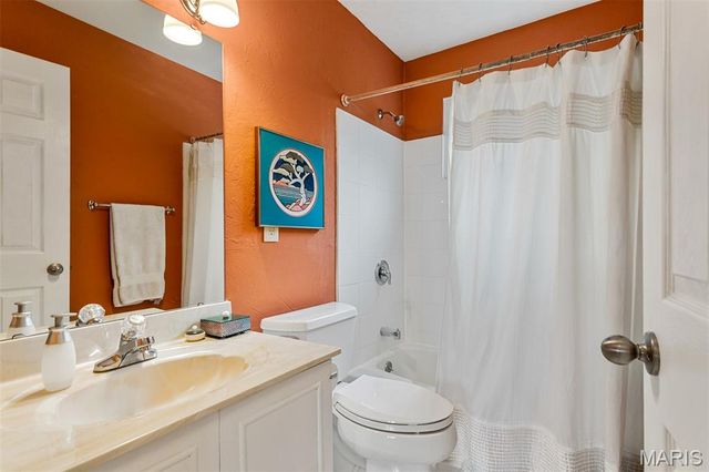 11722 Holly Springs Drive, St Louis, MO 63146