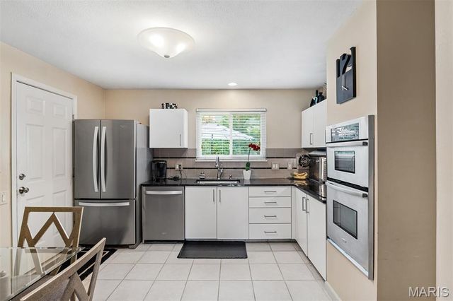 11722 Holly Springs Drive, St Louis, MO 63146