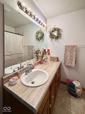 8221 Rob Lane, Indianapolis, IN 46237