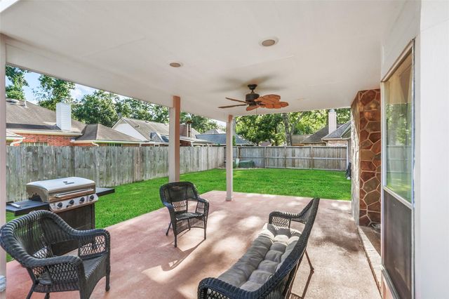 929 N Rivershire Drive, Conroe, TX 77304