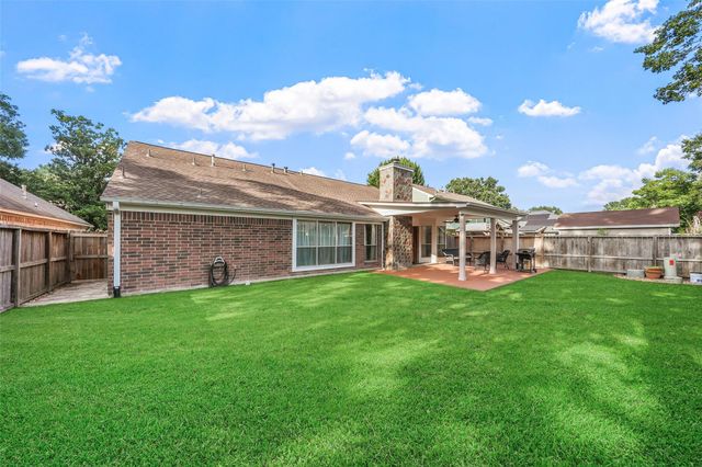 929 N Rivershire Drive, Conroe, TX 77304
