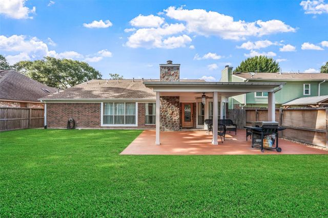 929 N Rivershire Drive, Conroe, TX 77304