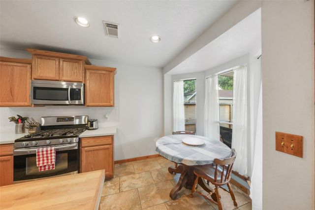929 N Rivershire Drive, Conroe, TX 77304