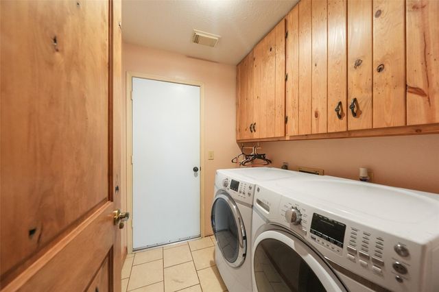 929 N Rivershire Drive, Conroe, TX 77304