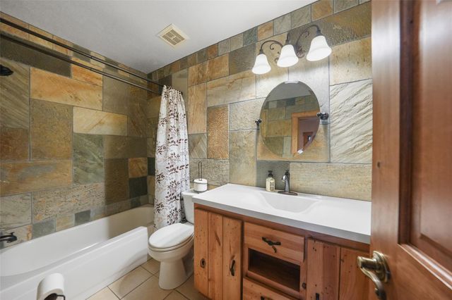 929 N Rivershire Drive, Conroe, TX 77304