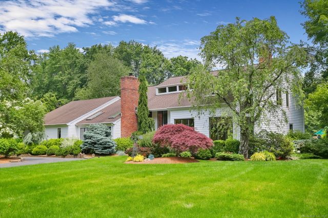8 Hedgerow Common, Weston, CT 06883