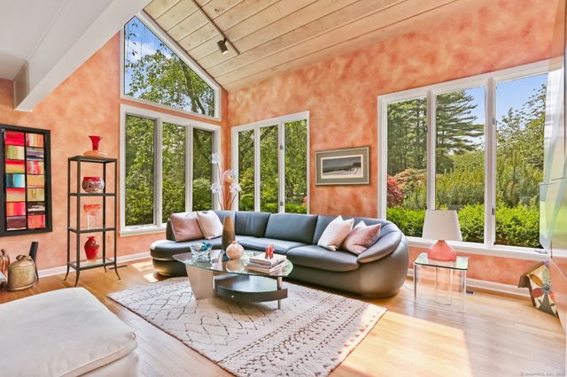 8 Hedgerow Common, Weston, CT 06883