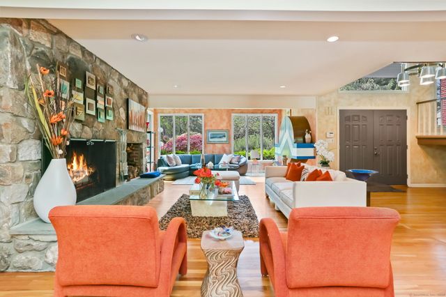 8 Hedgerow Common, Weston, CT 06883
