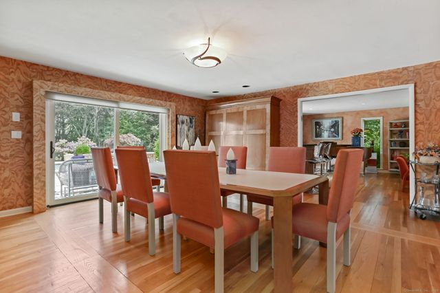 8 Hedgerow Common, Weston, CT 06883