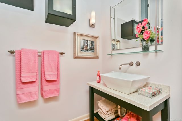 8 Hedgerow Common, Weston, CT 06883