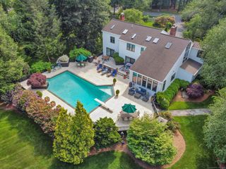 8 Hedgerow Common, Weston, CT 06883