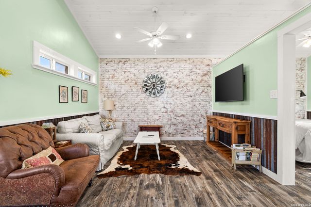 365 Billy Sisson Dr, Johnson City, TX 78636