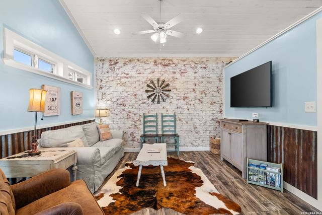 365 Billy Sisson Dr, Johnson City, TX 78636