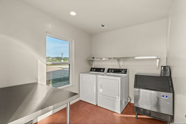 365 Billy Sisson Dr, Johnson City, TX 78636