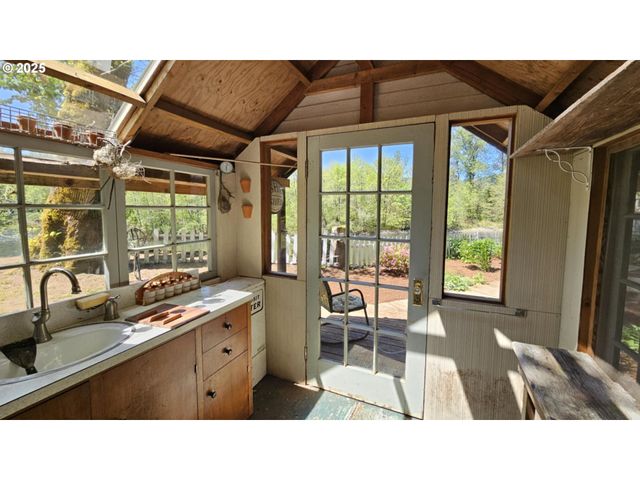 41485 DEERHORN Rd, Springfield, OR 97478