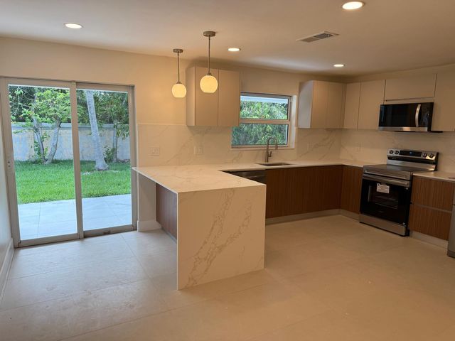 1991 NW 98th Avenue, Sunrise, FL 33322
