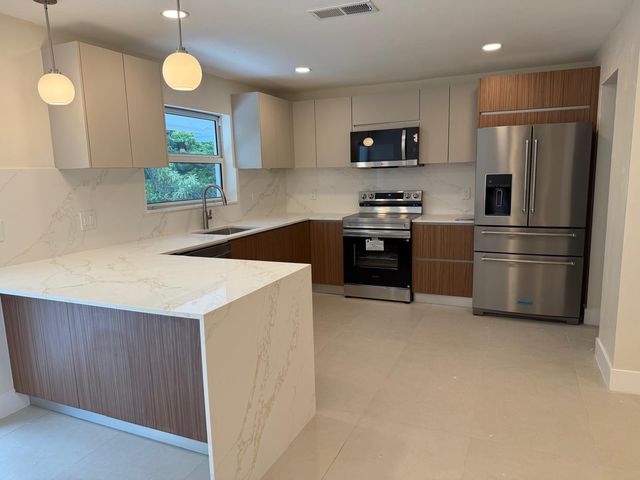 1991 NW 98th Avenue, Sunrise, FL 33322