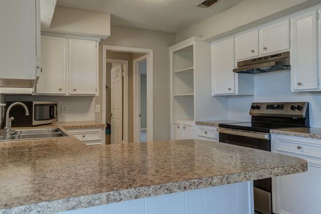 8107 Knoxville Avenue, Lubbock, TX 79423