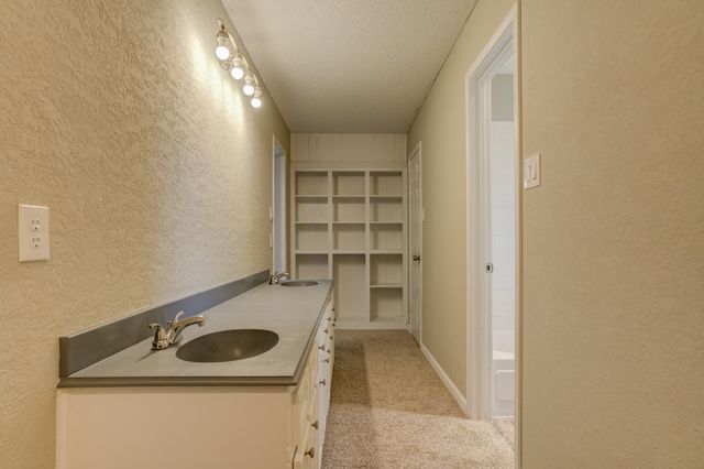 8107 Knoxville Avenue, Lubbock, TX 79423