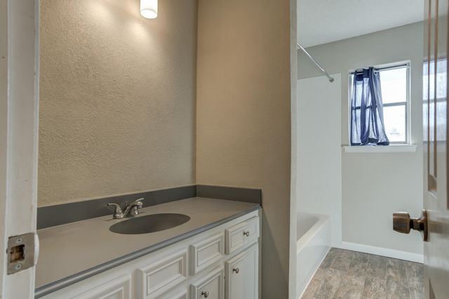 8107 Knoxville Avenue, Lubbock, TX 79423