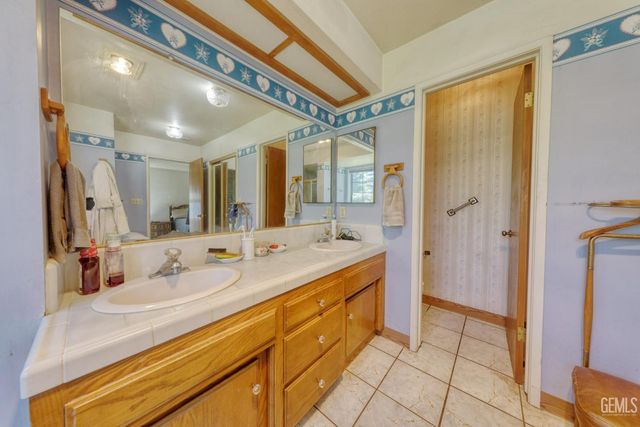 28220 Black Gold Way, Tehachapi, CA 93561