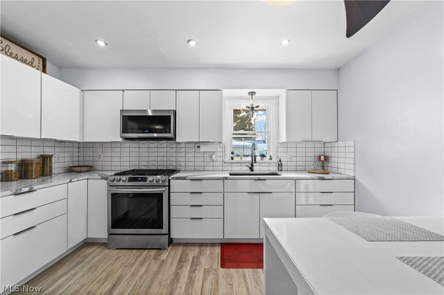 128 Oakwood Drive, Avon Lake, OH 44012