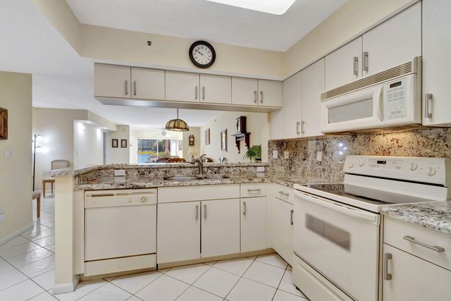 5842 Crystal Shores Drive 105, Boynton Beach, FL 33437