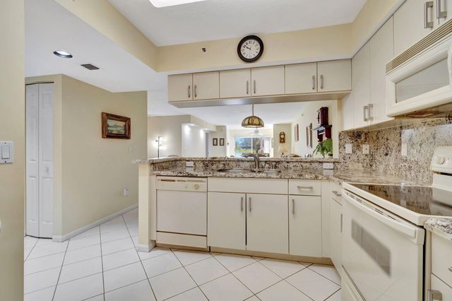 5842 Crystal Shores Drive 105, Boynton Beach, FL 33437