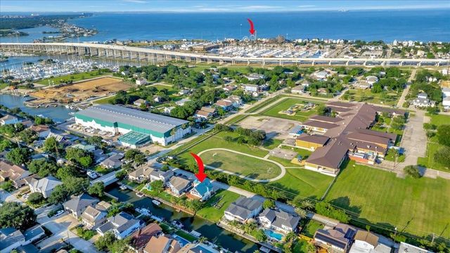 35 Lazy Lane, Kemah, TX 77565