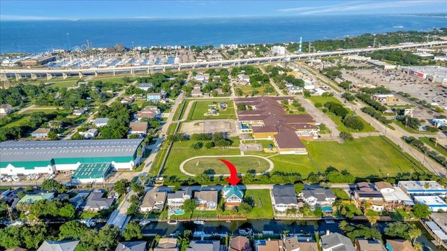 35 Lazy Lane, Kemah, TX 77565
