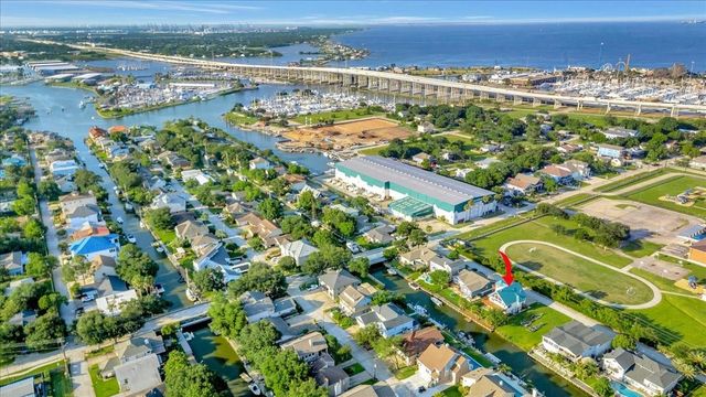 35 Lazy Lane, Kemah, TX 77565