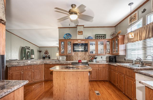 41 Thompson Road, Gainesville, TX 76240