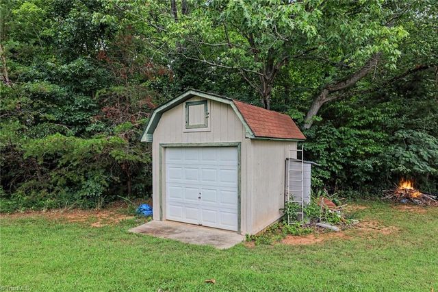 1679 Flat Shoals Road, King, NC 27021