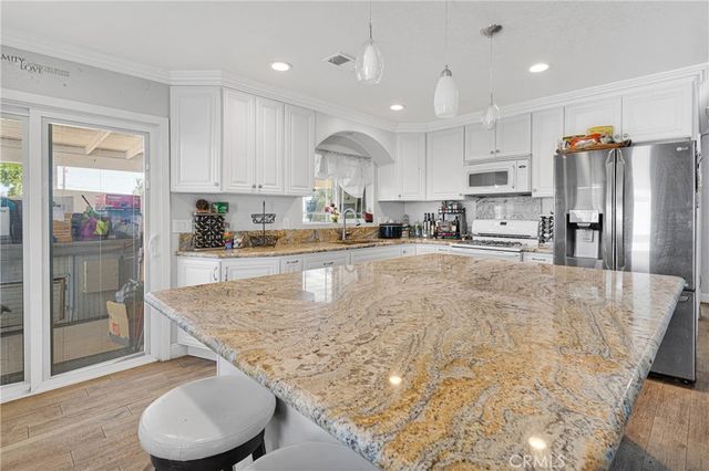 15558 Greenwood St, Hesperia, CA 92345