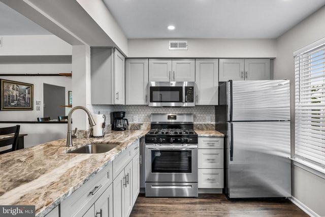 404-B SAXONY DR, Mount Laurel, NJ 08054