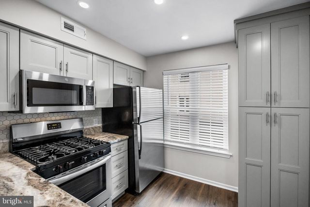 404-B SAXONY DR, Mount Laurel, NJ 08054