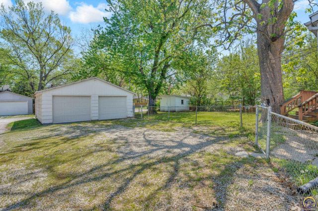 400 SW Lindenwood AVE, Topeka, KS 66606