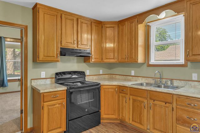 400 SW Lindenwood AVE, Topeka, KS 66606