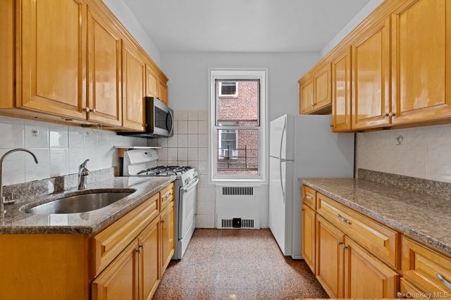 114-06 Queens Blvd D9, Forest Hills, NY 11375