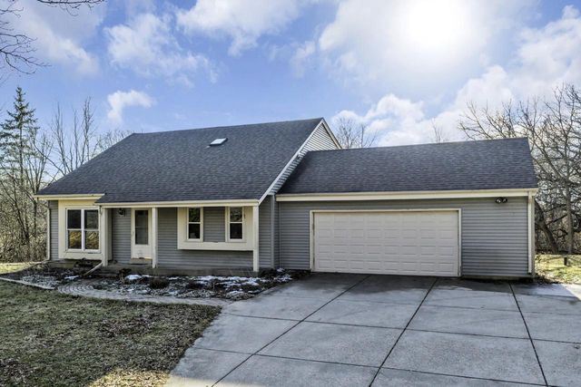 W313S6637 Spring DRIVE, Mukwonago, WI 53149