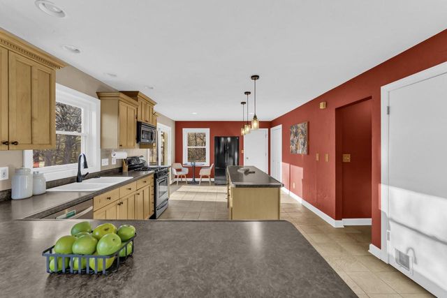 W313S6637 Spring DRIVE, Mukwonago, WI 53149