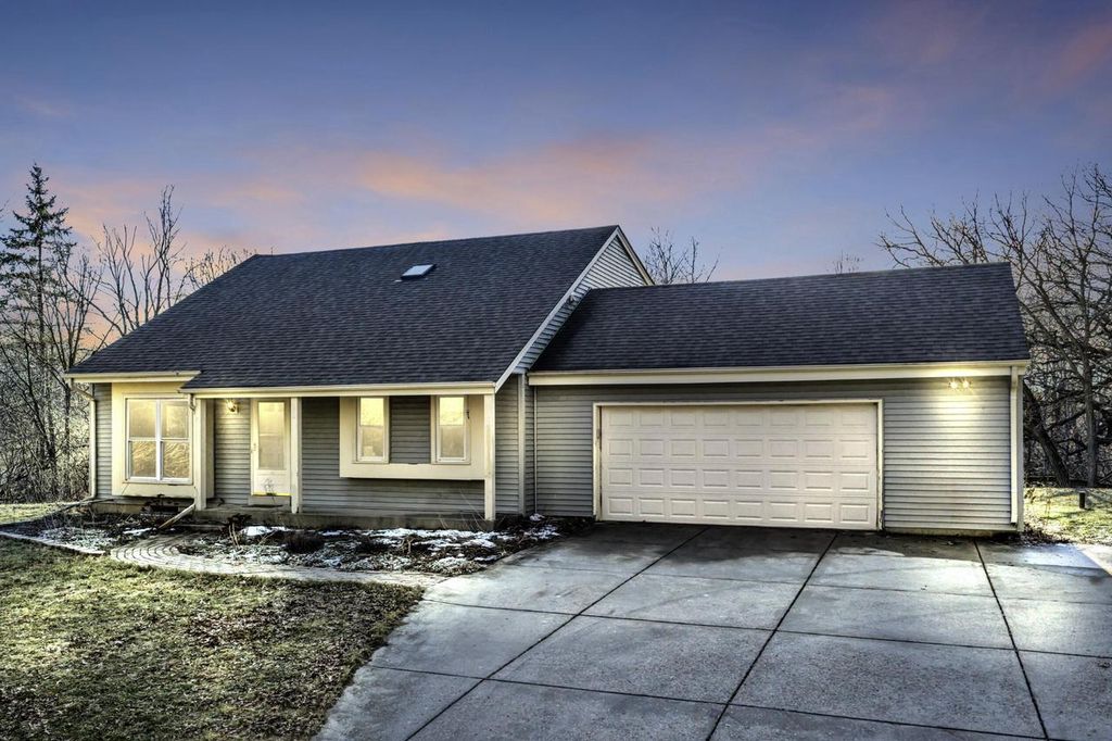 W313S6637 Spring DRIVE, Mukwonago, WI 53149