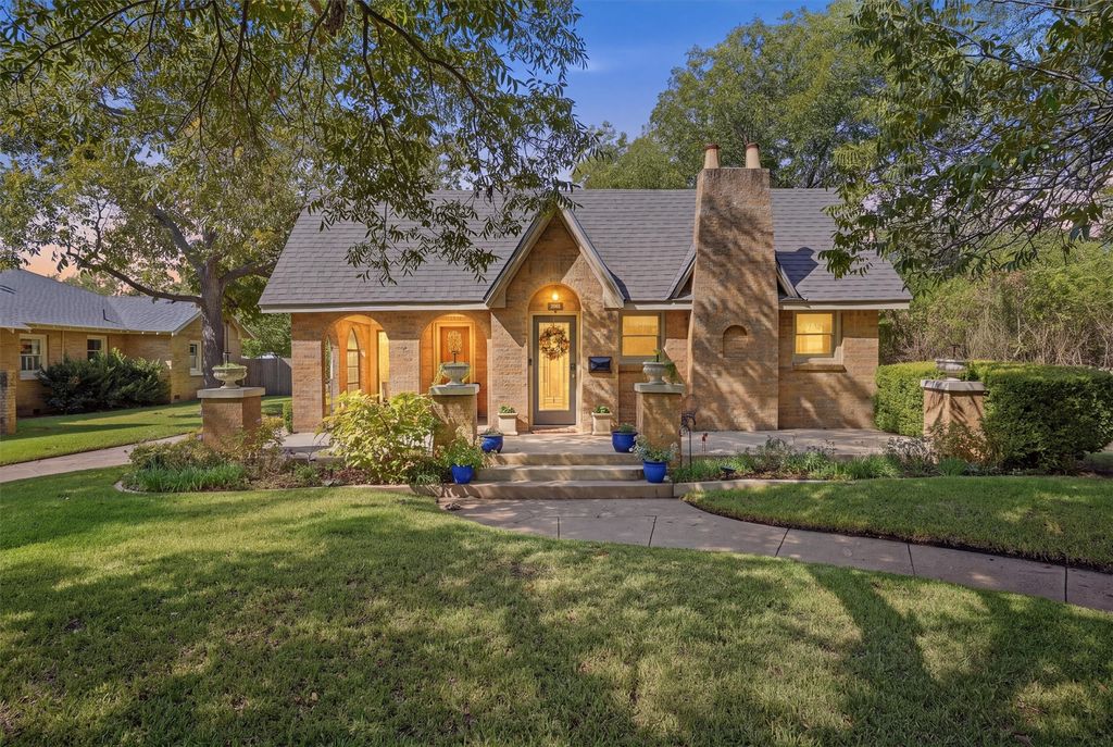 704 Forrest Avenue, Cleburne, TX 76033 — exterior