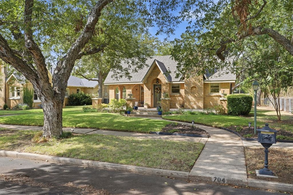 704 Forrest Avenue, Cleburne, TX 76033 — photo 2