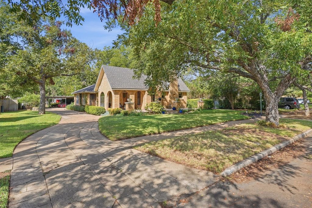 704 Forrest Avenue, Cleburne, TX 76033 — photo 3