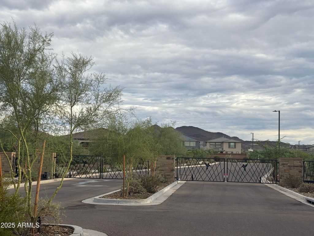1929 W Burnside Trail, Phoenix, AZ 85085