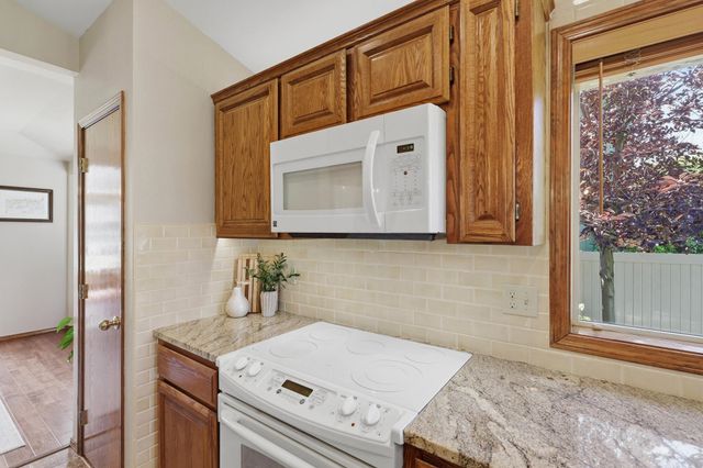 1013 E Blackhawk Dr, Spokane, WA 99208